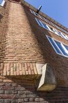 Golvende gevel met stenen ornament.
<br/>
Marcel Westhoff, maart 2020
